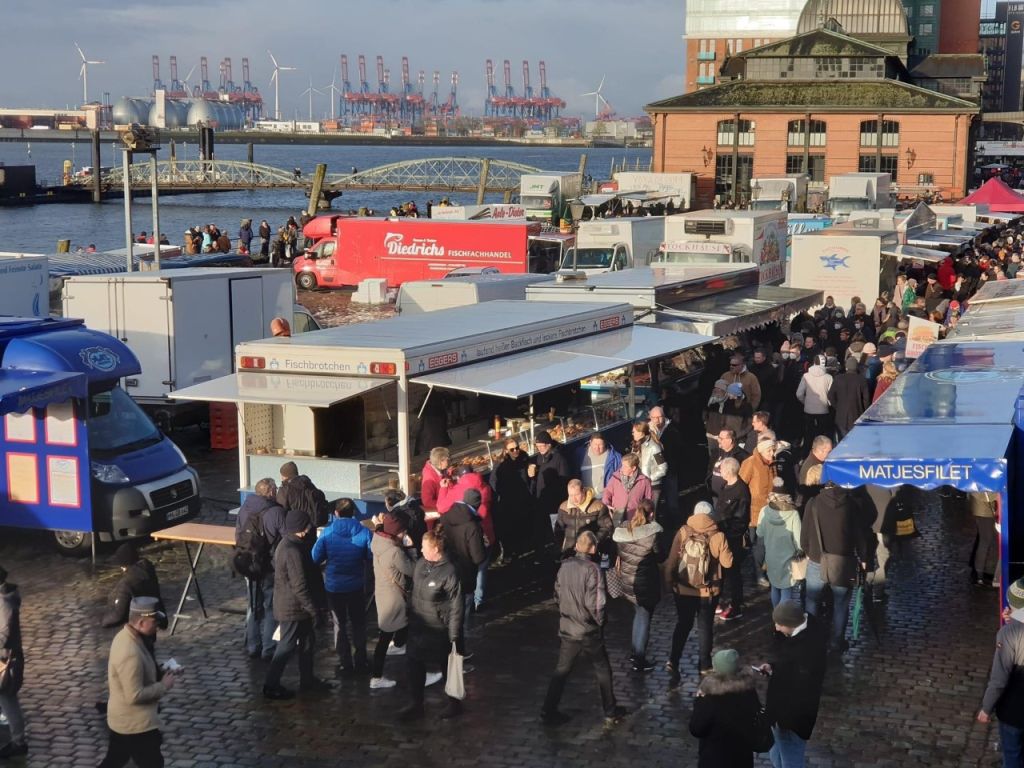 futbolexpress_19885_ Hamburg’da ”Fischmark” açıldı