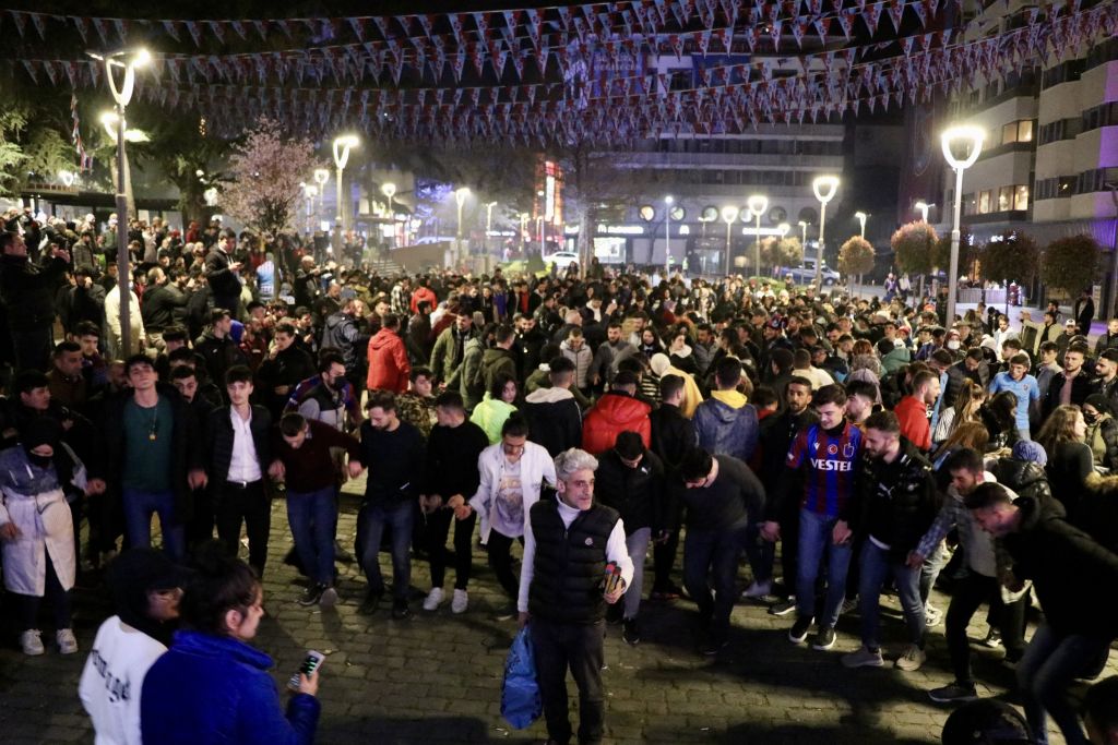 Trabzonsporlu taraftarlardan Fatih Karagümrük maçı sonrası takımlarına destek Trabzonsporlu taraftarlardan Fatih Karagümrük maçı sonrası takımlarına destek