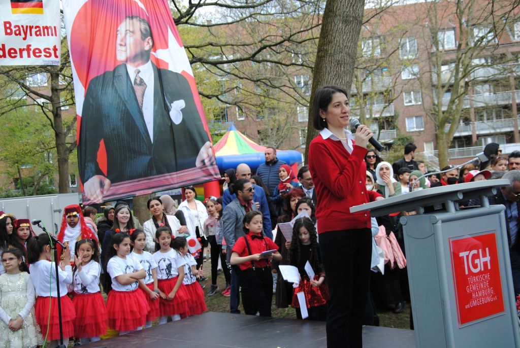 HAMBURG’DA 23 NiSAN ÇOŞKUSU