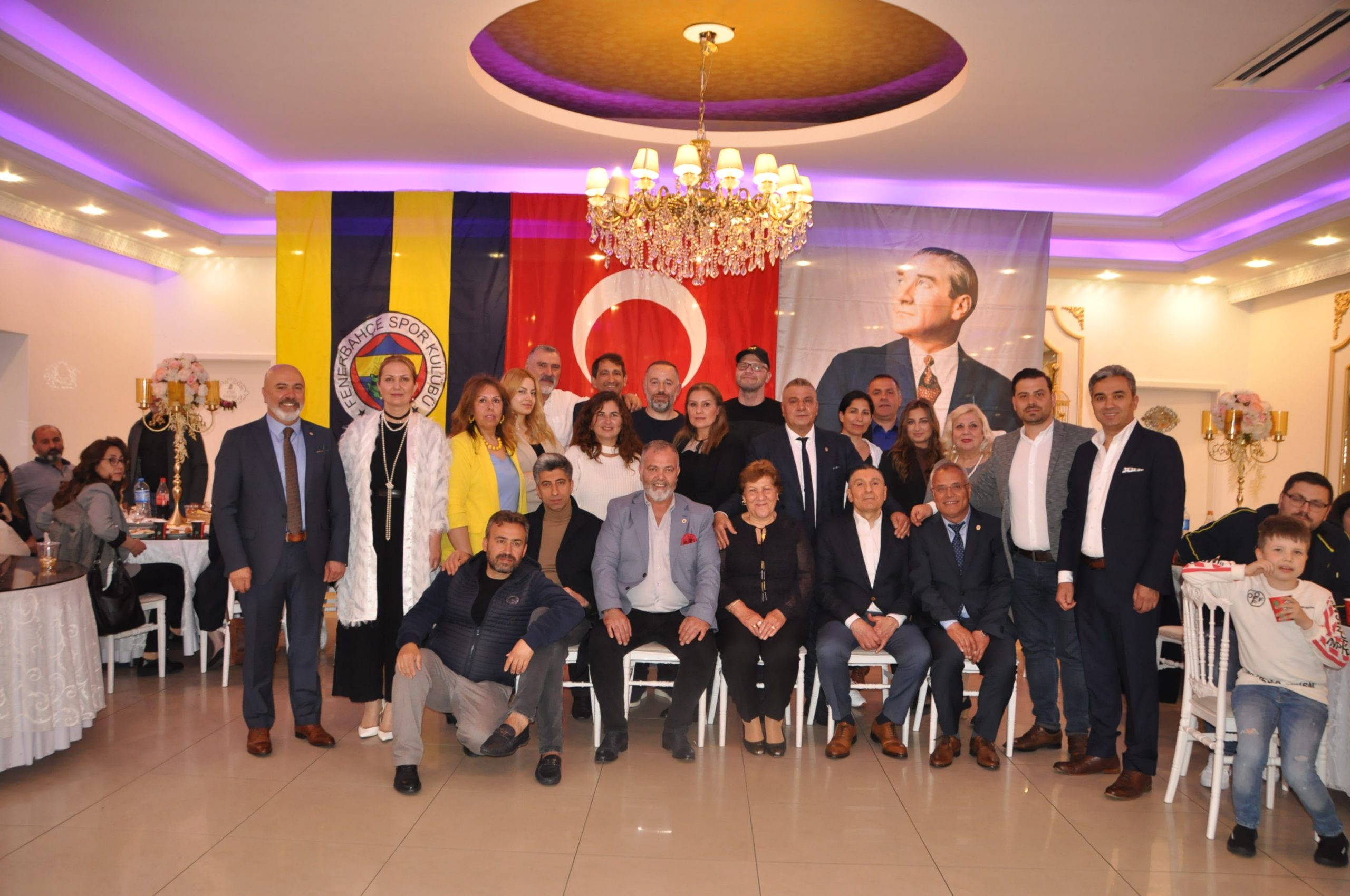 Hamburg’da, Fenerbahçe’nin iftarına renkli simalar katıldı