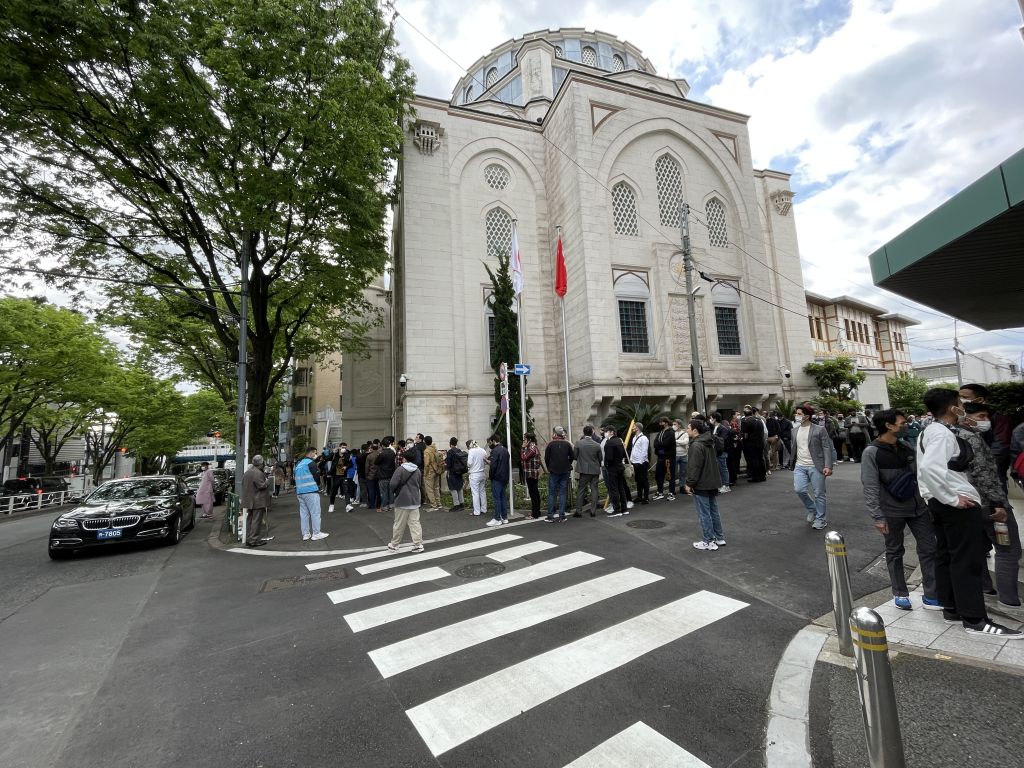 Tokyo Camisi’nde bayram namazı kılındı