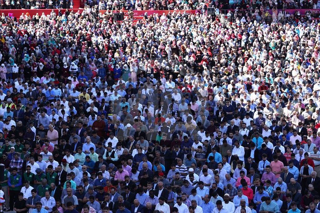İngiltere’de Müslümanlar bayram namazını stadyumda kıldı