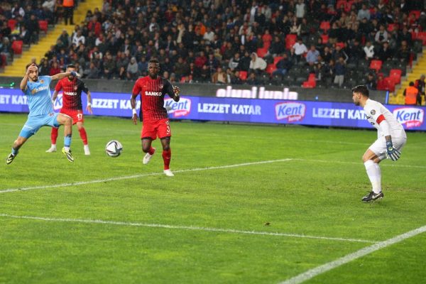 Süper Lig’de Gaziantep FK’nin Yukatel Kayserispor ile berabere kalmasıyla Çaykur Rizespor ve Altay küme düştü.