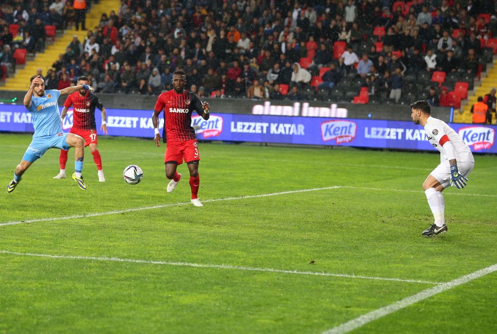 Süper Lig’de Gaziantep FK’nin Yukatel Kayserispor ile berabere kalmasıyla Çaykur Rizespor ve Altay küme düştü.