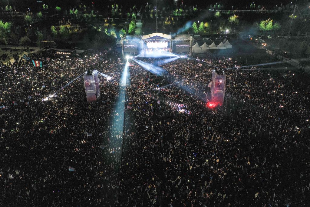 Trabzonsporlu taraftarlar İstanbul'da takımlarının şampiyonluğunu kutladı Trabzonspor’un şampiyonluğu İstanbul’da kutlandı