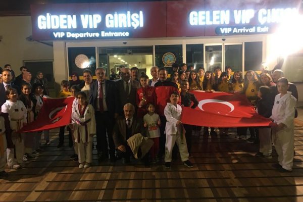 Brezilya’da altın madalya kazanan tekvandocu Merve Yazıcı, Samsun’da çiçeklerle karşılandı