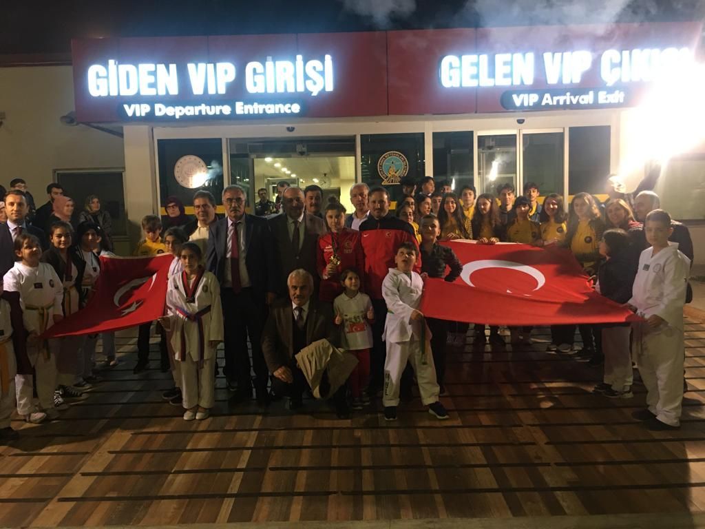 Brezilya'da altın madalya kazanan tekvandocu Merve Yazıcı Samsun'da çiçeklerle karşılandı Brezilya’da altın madalya kazanan tekvandocu Merve Yazıcı, Samsun’da çiçeklerle karşılandı