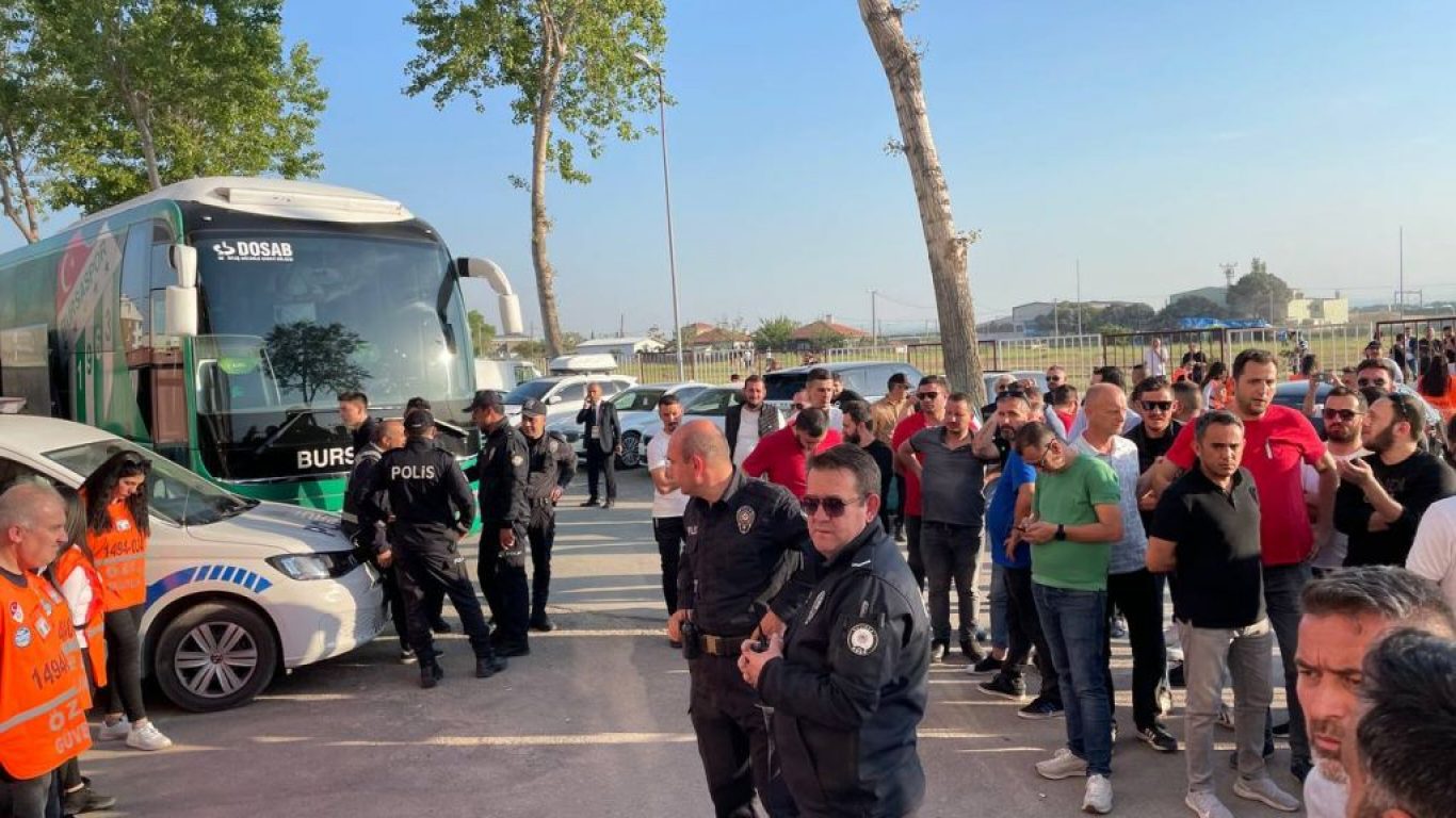Küme düşen Bursasporlu futbolculara taraftarlar tepki gösterdi
