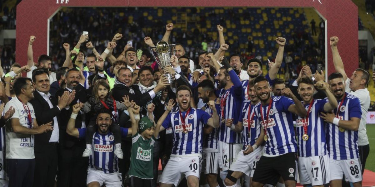 TFF 2. Lig’e yükselen Fethiyespor, kupasını aldı