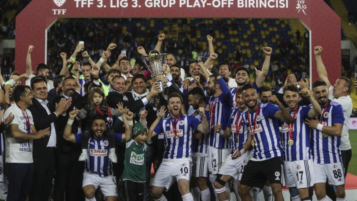 TFF 2. Lig'e yükselen Fethiyespor, kupasını aldı