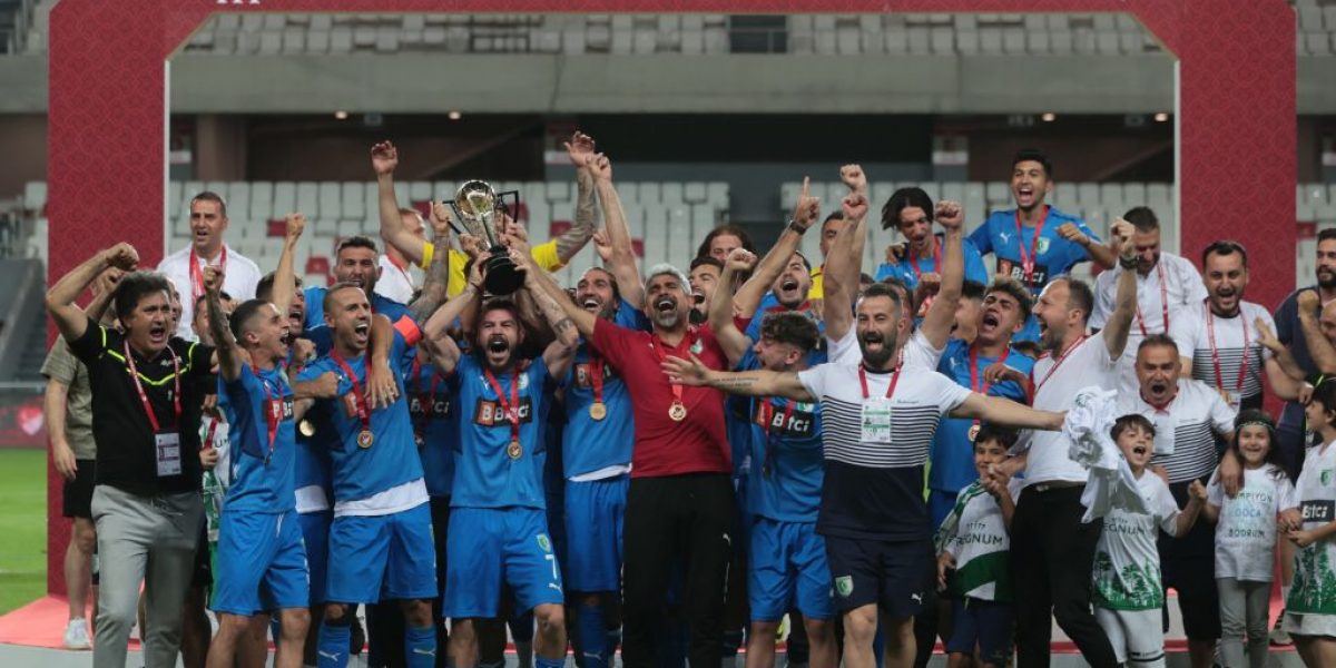 TFF 2. Lig play-off finalini kazanan Bodrumspor kupasını aldı