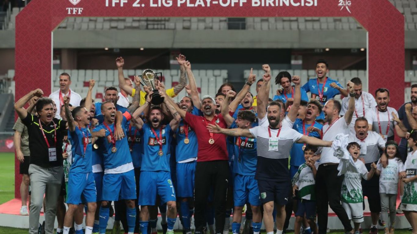 TFF 2. Lig play-off finalini kazanan Bodrumspor kupasını aldı