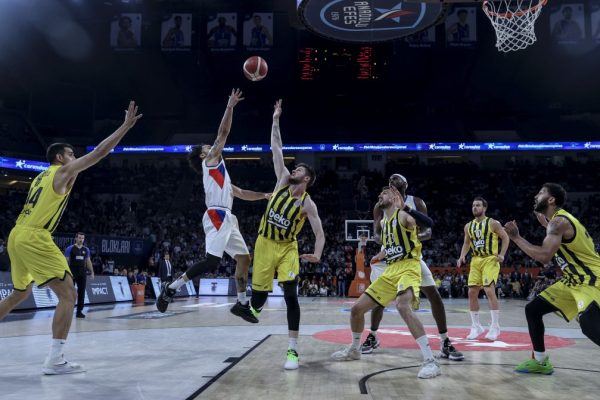 Fenerbahçe şampiyonluğu erteledi