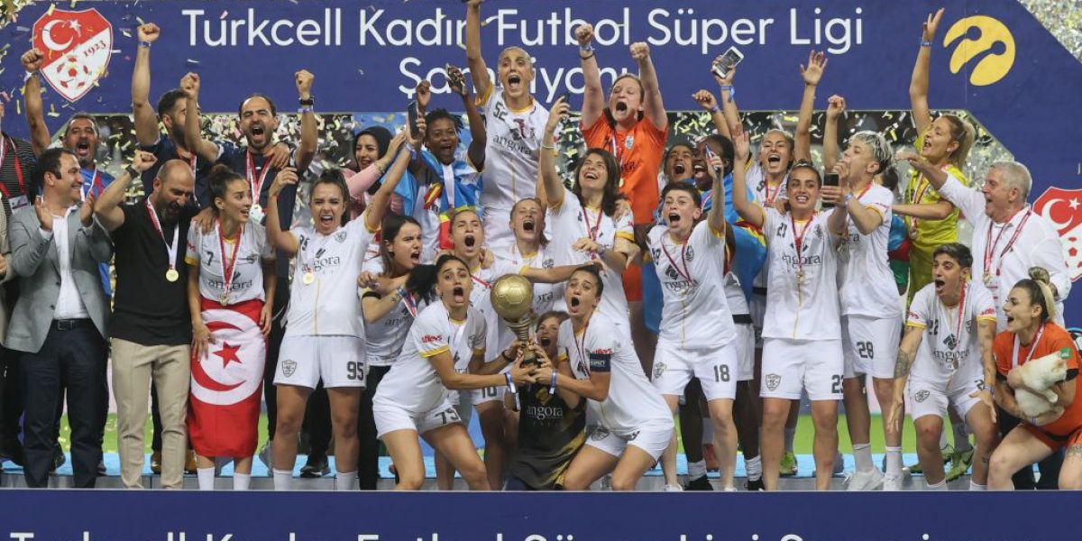 Turkcell Kadın Futbol Süper Ligi’nde şampiyonluğa ulaşan ALG Spor kupasını aldı
