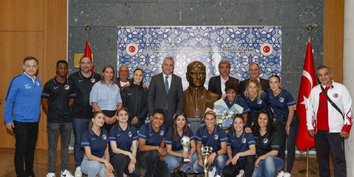 Berlin Büyükelçisi Şen, Türkiyemspor Kadın Futbol Takımı’nı tebrik etti