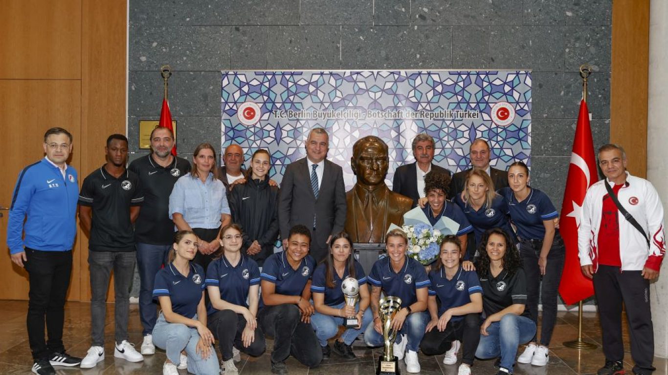 Berlin Büyükelçisi Şen, Türkiyemspor Kadın Futbol Takımı'nı tebrik etti