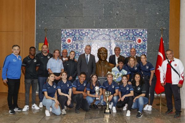 Berlin Büyükelçisi Şen, Türkiyemspor Kadın Futbol Takımı’nı tebrik etti
