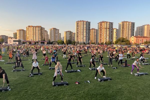 Kayseri’de açık havada müzik eşliğinde spor yapıldı