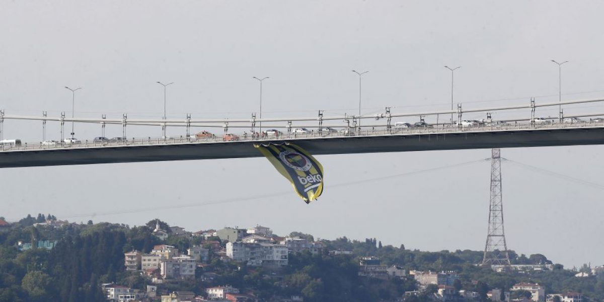 Fenerbahçe Beko’nun bayrakları boğaz köprülerine asıldı