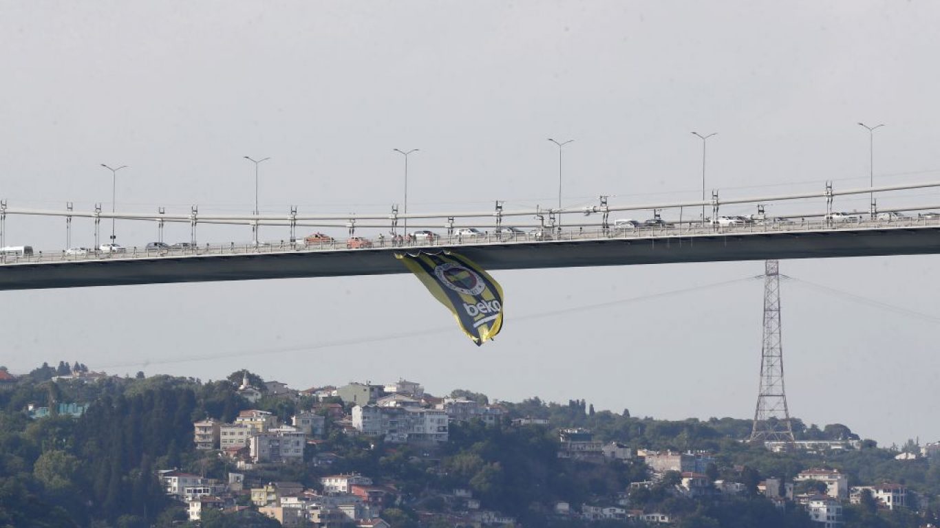 Fenerbahçe Beko'nun bayrakları boğaz köprülerine asıldı