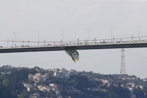 Fenerbahçe Beko’nun bayrakları boğaz köprülerine asıldı