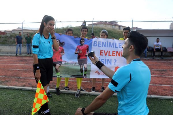 Ağrı’da futbol hakemi, beraber görev aldıkları maçta kız arkadaşına evlilik teklifi yaptı