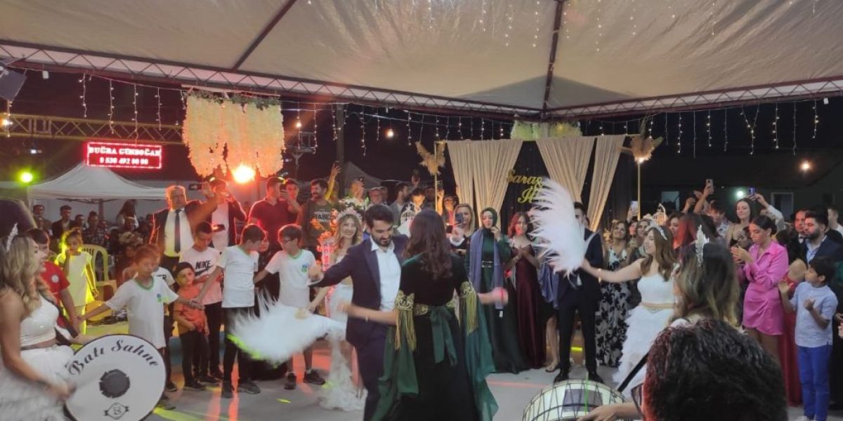 Manchester Cityli İlkay Gündoğan düğününü memleketi Dursunbey’de yaptı