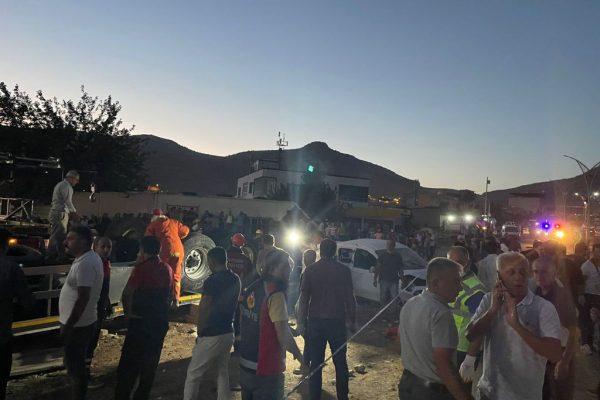 Mardin’de kaza yapan araçlara müdahale edenlere tır çarptı, 10 kişi hayatını kaybetti