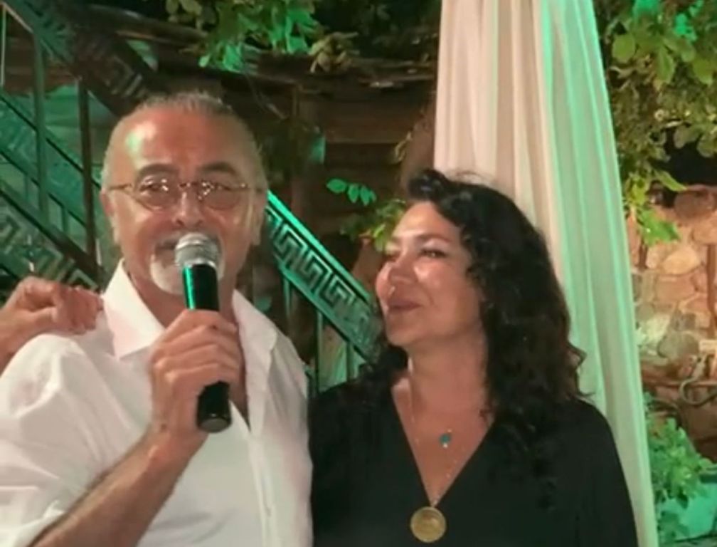 Zoroğlu çifti evliliklerinin 40. yılını ”Sevemez Kimse Seni Benim Sevdiğim Kadar” şarkısı ile sahnede kutladı