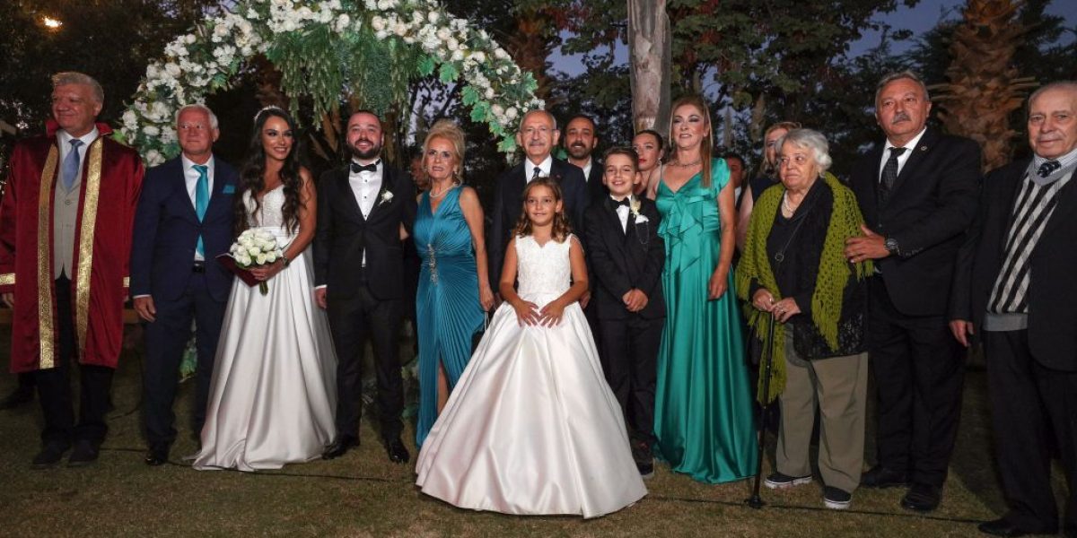 CHP Genel Başkanı Kılıçdaroğlu, İzmir’de nikah şahitliği yaptı