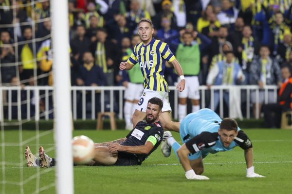 Fenerbahçe, AEK’yı Kadıköy’ün çimlerine gömdü