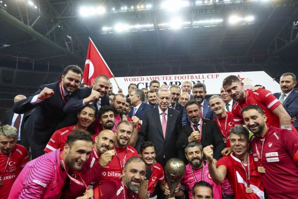 Ampute Futbol Milli Takımı, kupasını Cumhurbaşkanı Erdoğan’dan aldı