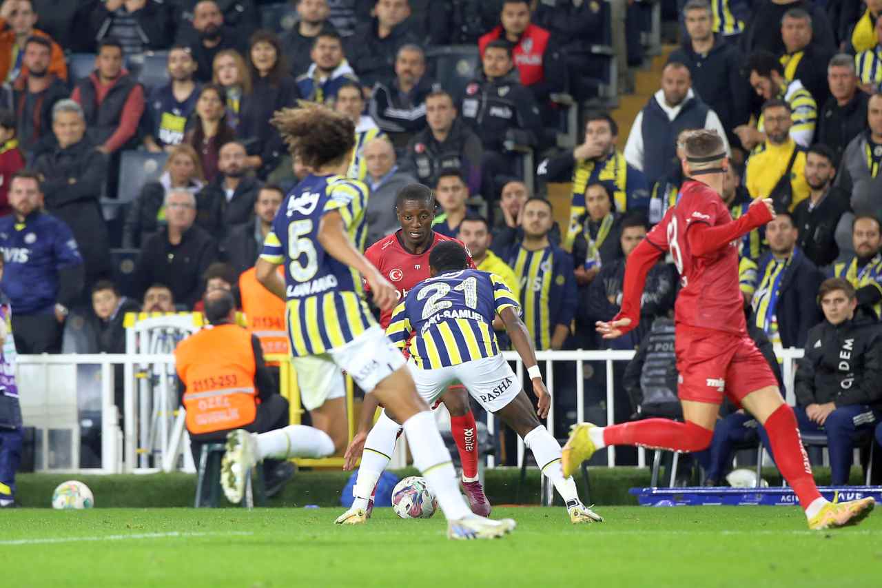 <strong>10 kişilik Fenerbahçe, Sivas engelini tek golle aştı</strong>