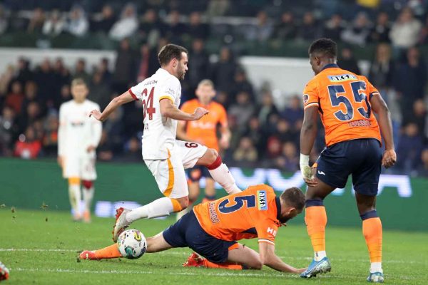 <strong>Galatasaray, Başakşehir’i 7 farklı yenerek ikinci sıraya yükseldi</strong>