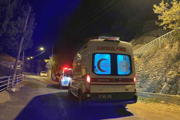 <strong>Antalya’da bir kişi babasını silahla öldürdü</strong>