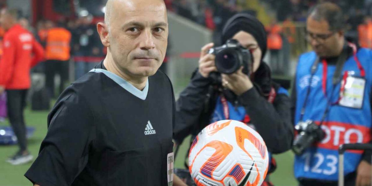 <strong>Cüneyt Çakır, Gaziantep’teki milli maçta aktif hakemlik kariyerini noktaladı</strong>
