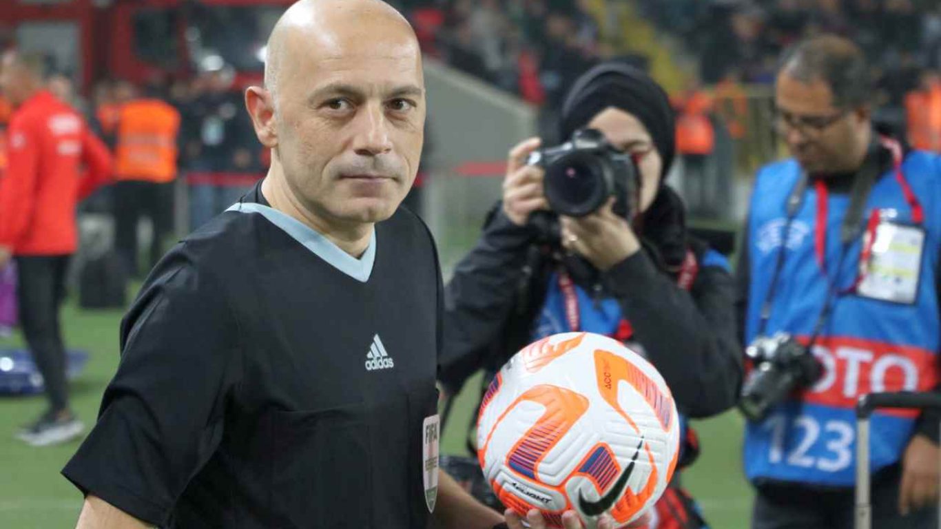 Cüneyt Çakır, Gaziantep'teki milli maçta aktif hakemlik kariyerini noktaladı