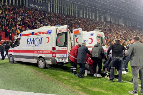 <strong>Göztepe-Altay maçı çıkan olaylar yüzünden tatil edildi</strong>