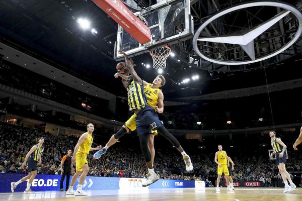 Fenerbahçe deplasmanda fark yaptı!