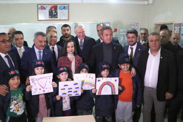 Fenerbahçe Başkanı Ali Koç ve Hamburg Fenerbahçeliler Derneği Yöneticileri, Tunceli’de öğrencilerle buluştu