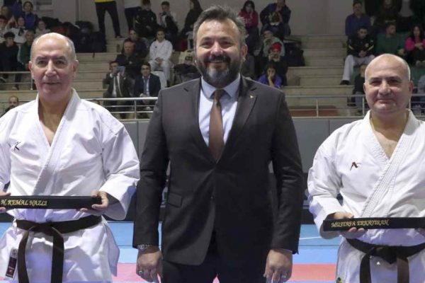 <strong>Ankara Vali Yardımcıları, karatede “siyah kuşak” taktı</strong>