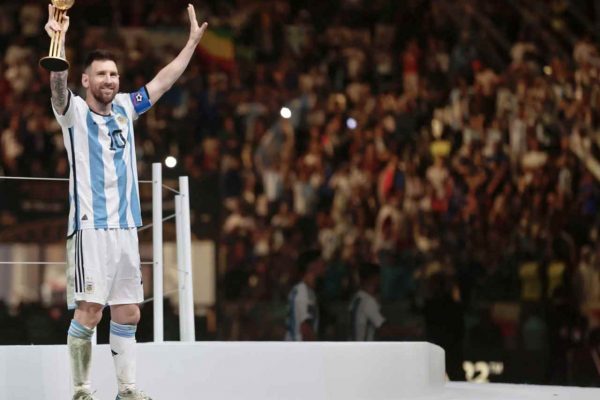 <strong>Arjantinli futbolcu Messi, milli formayı giymeye devam edecek</strong>