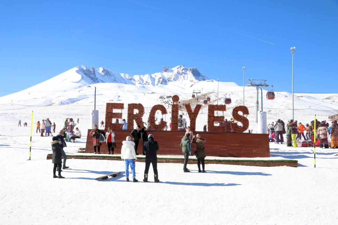 <strong>Yeni yılın ilk gününde kayakseverler Erciyes’te yoğunluk oluşturdu</strong>