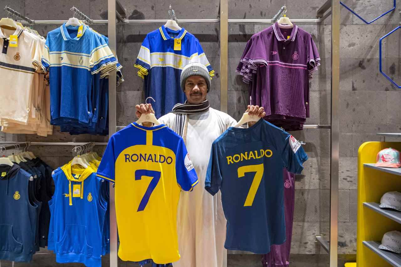 Riyad’da Cristiano Ronaldo çılgınlığı! Mağazalara akın ettiler