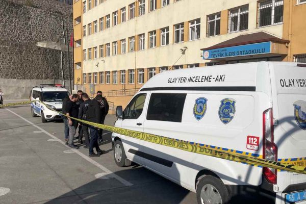 Samsun<strong>‘da oğlunun okul binasında silahla vurduğu kadın öldü, kadının arkadaşı ağır yaralandı</strong>