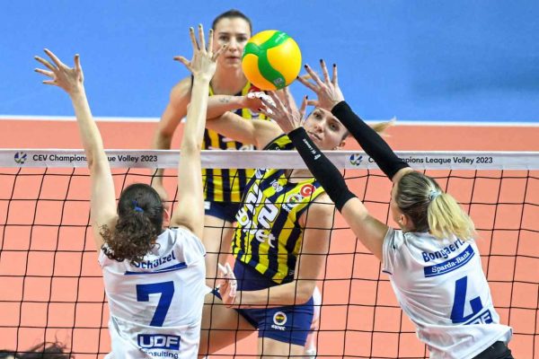 <strong> Fenerbahçe Opet: 3 – Allianz MTV: 1</strong>