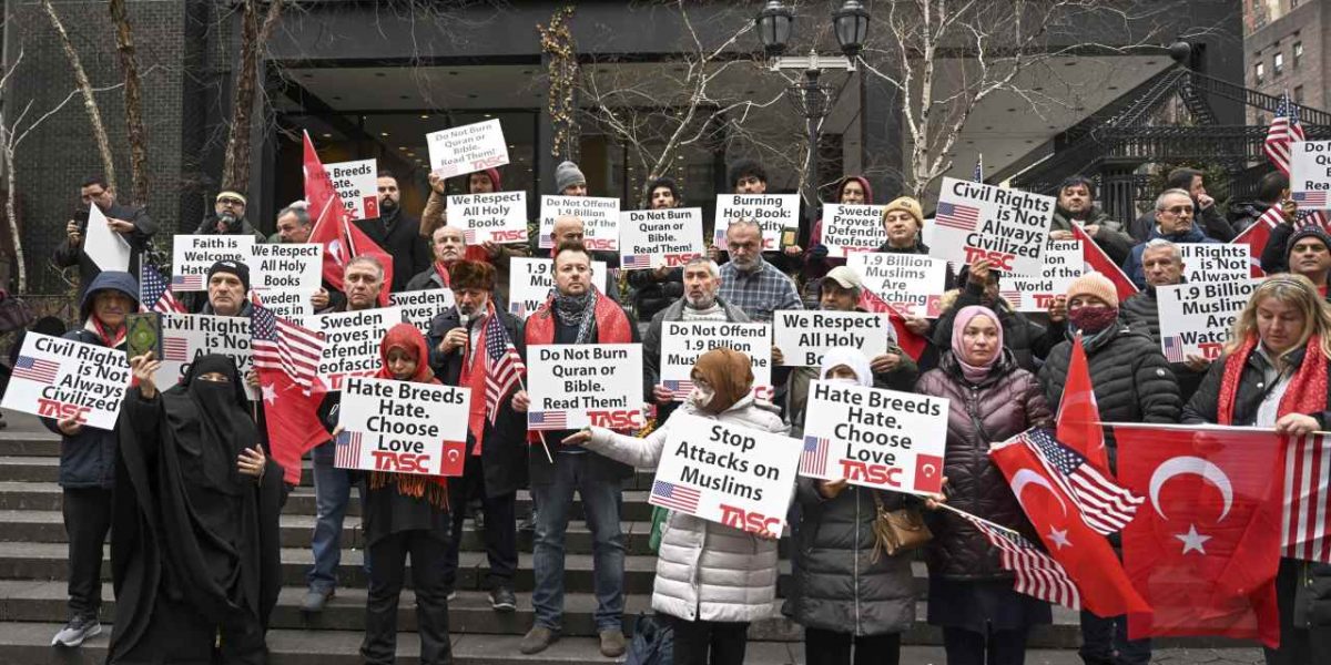 <strong>İsveç’te Kur’an-ı Kerim’in yakılması New York’ta protesto edildi</strong>
