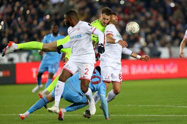 <strong>Trabzonspor, sahasındaki başarısını sürdürdü</strong>