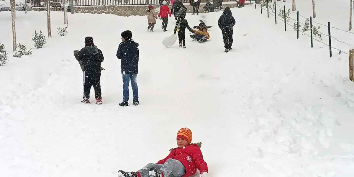 <strong>Gaziantep ve çevre illerinde kar yağışı devam ediyor</strong>