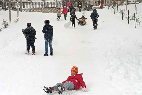 <strong>Gaziantep ve çevre illerinde kar yağışı devam ediyor</strong>